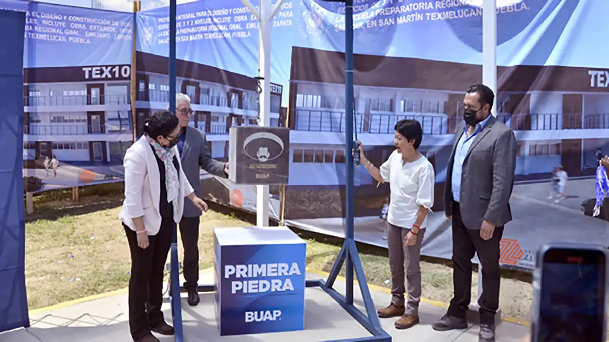 BUAP colocó primera piedra de nuevos edificios de preparatoria en San Martín Texmelucan