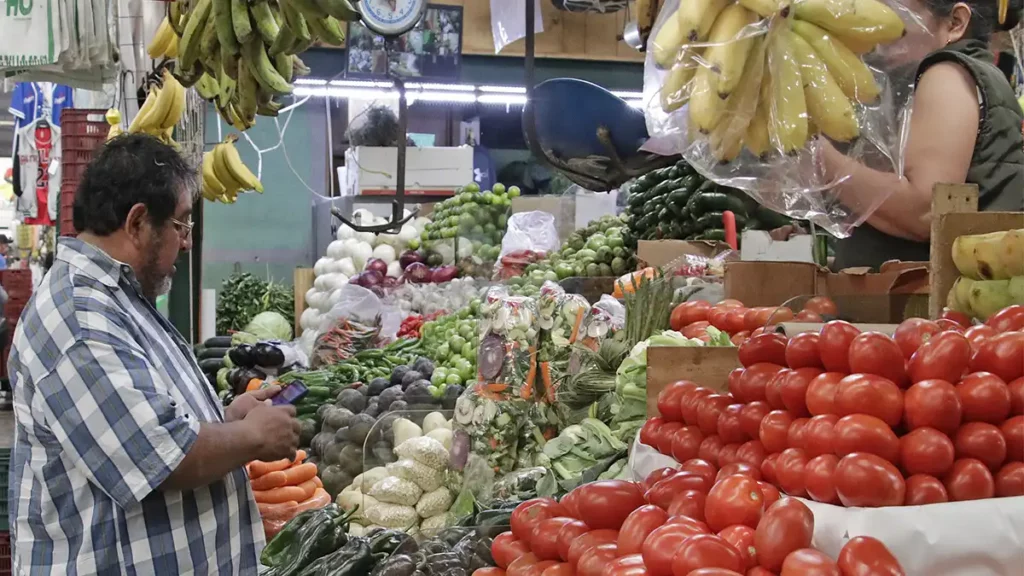 Cuatro de 10 poblanos sufren para comprar la canasta básica