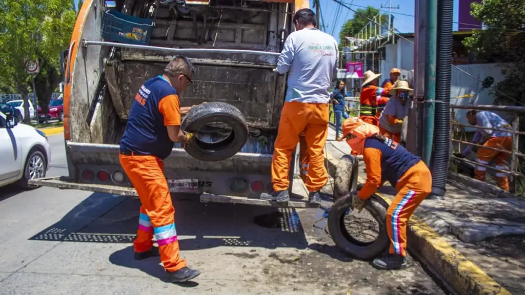 Retiran ¡11 toneladas de llantas! del río Atoyac