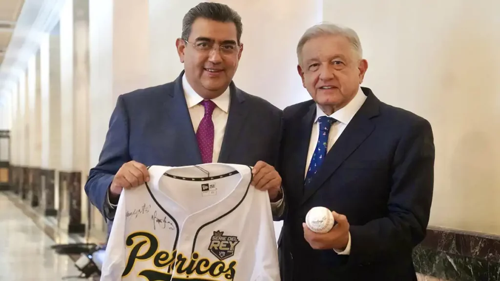 Sergio Salomón entregó a López Obrador jersey de los campeones Pericos de Puebla