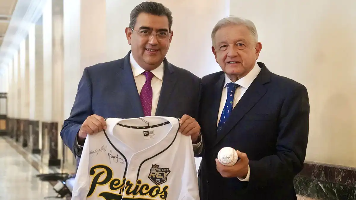 Sergio Salomón entregó a López Obrador jersey de los campeones Pericos de Puebla