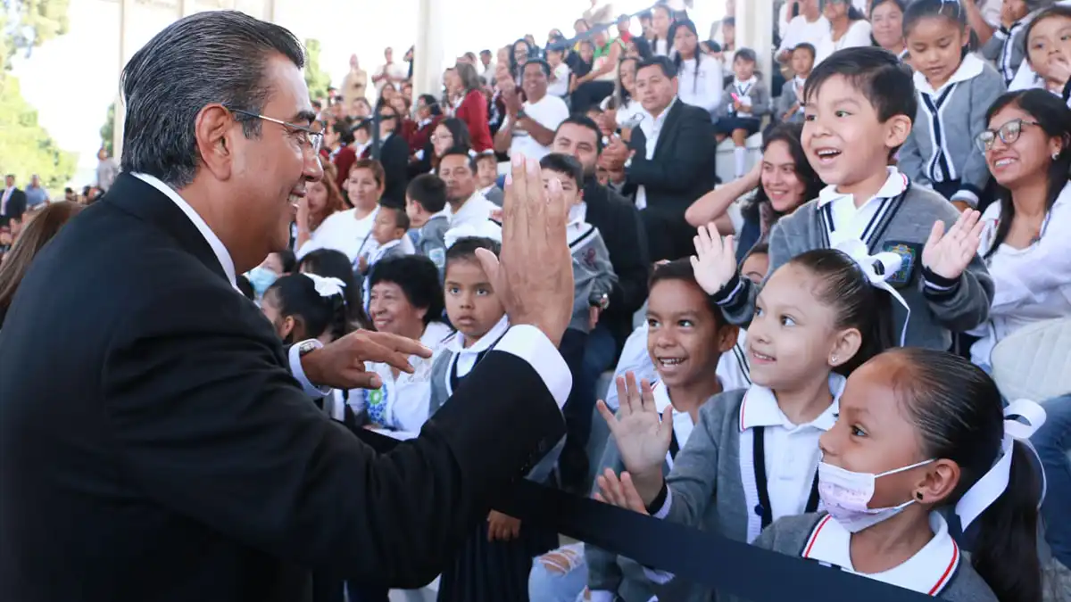 Anuncia gobernador la rehabilitación de centros escolares de Puebla
