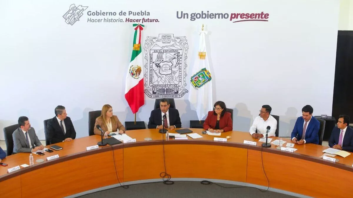 Otorgan aumento salarial de 6% a trabajadores del gobierno y FGE Puebla