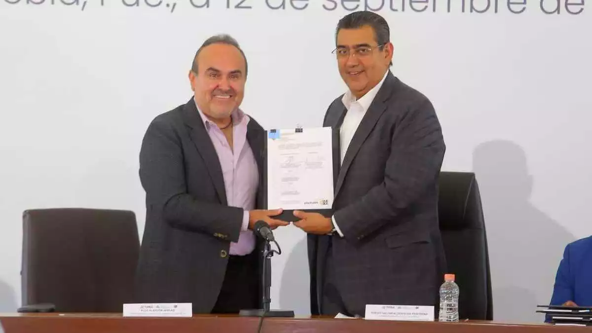 Entrega Gobierno de Puebla concesión de la Central Camionera del Sur