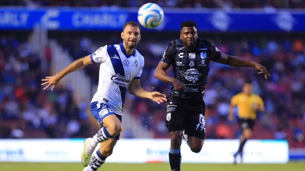 Club Puebla la "cruzazulea" y deja ir la victoria ante Querétaro