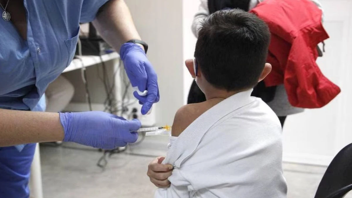 Alerta Cofepris sobre uso de vacuna contra el dengue en menores 9 años