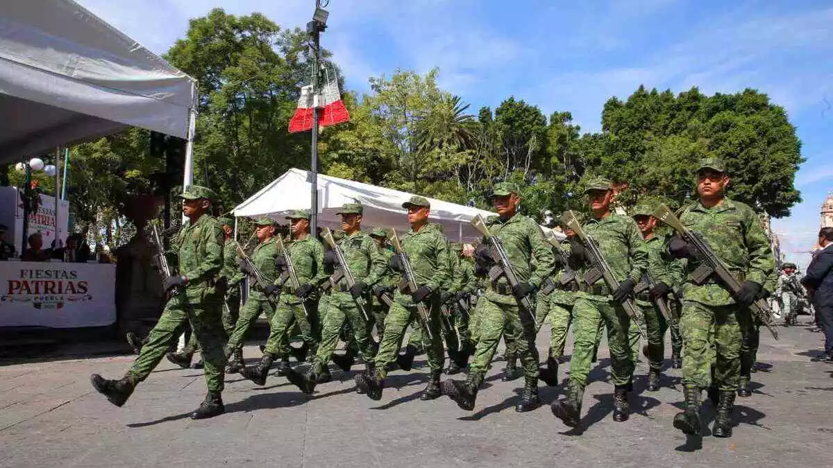 Médicos militares en el defile de Puebla