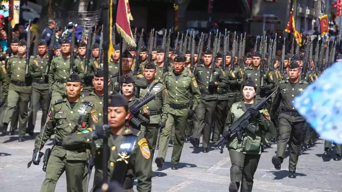 Médicos militares en el defile de Puebla