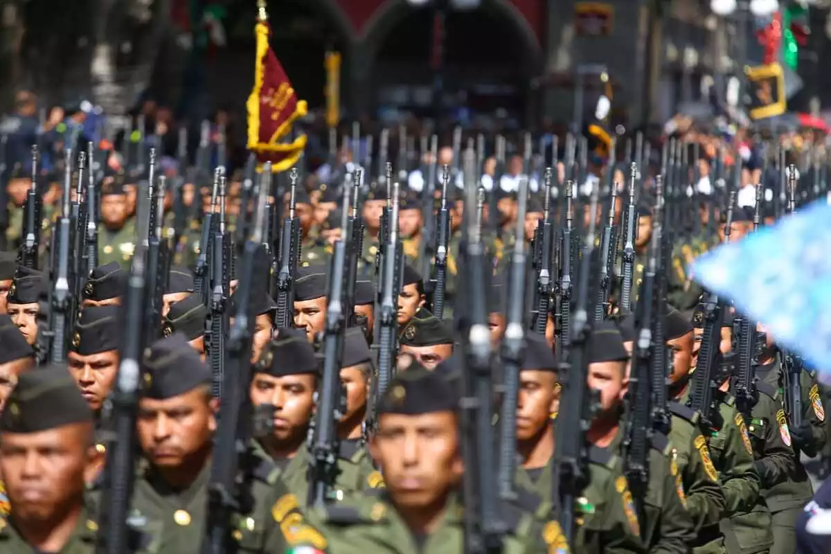 Celebra Puebla desfile por el CCXIII aniversario de la Independencia de México