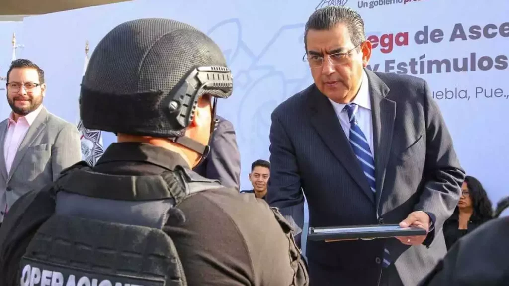 Policías Estatales de Puebla reciben estímulos y ascensos