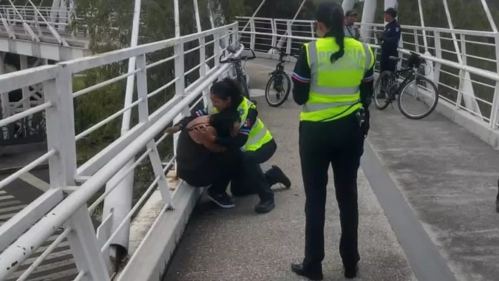 Rescatan a mujer que intentó arrojarse de puente de ciclovía en Puebla