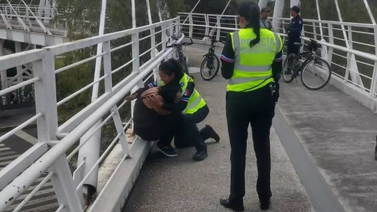 Rescatan a mujer que intentó arrojarse de puente de ciclovía en Puebla