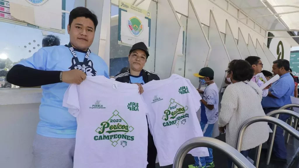 Afición de Pericos de Puebla acudió por su playera del campeonato