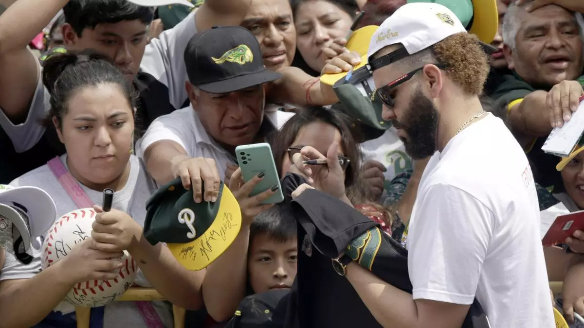 Pericos de Puebla celebran con título con la afición