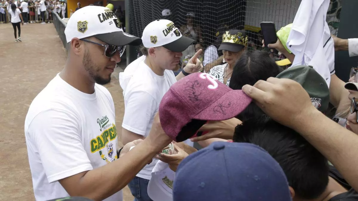 Pericos de Puebla celebran con título con la afición