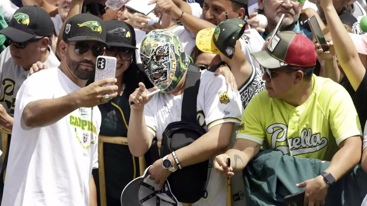 Pericos de Puebla celebran con título con la afición