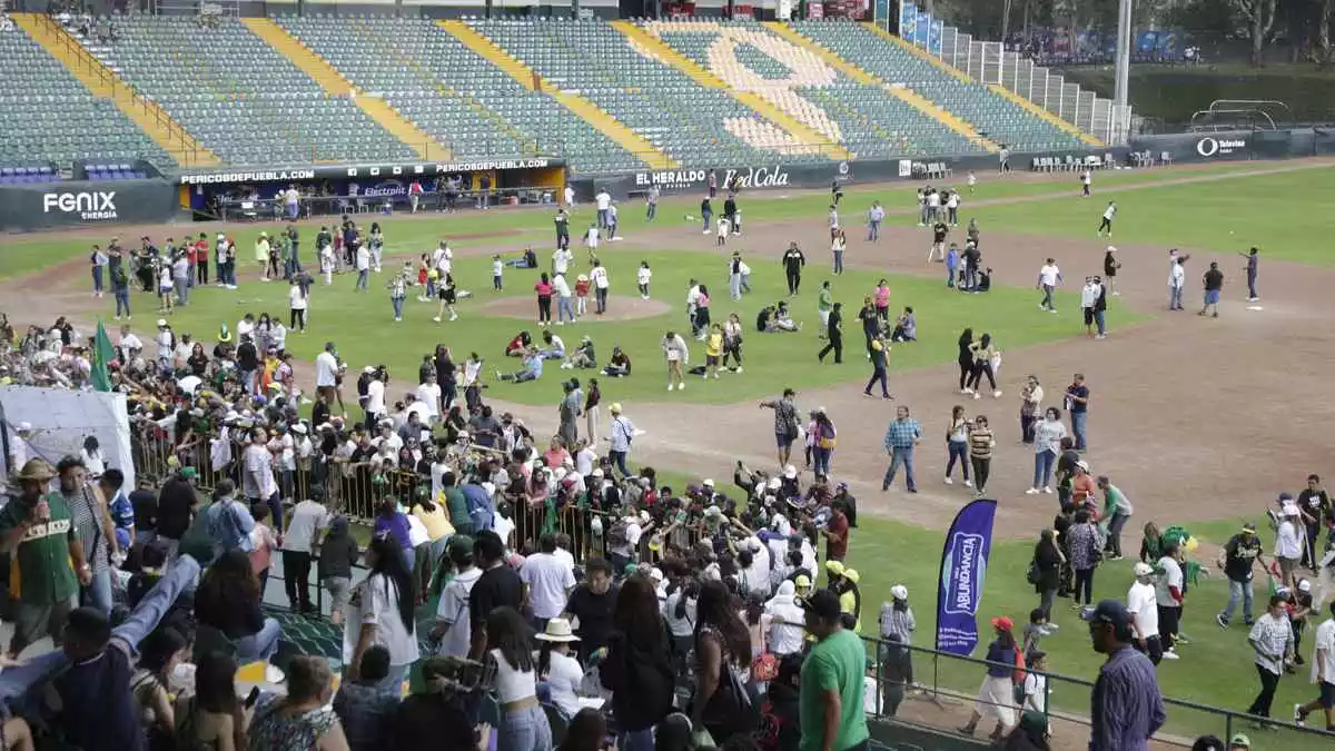 Pericos de Puebla celebran con título con la afición