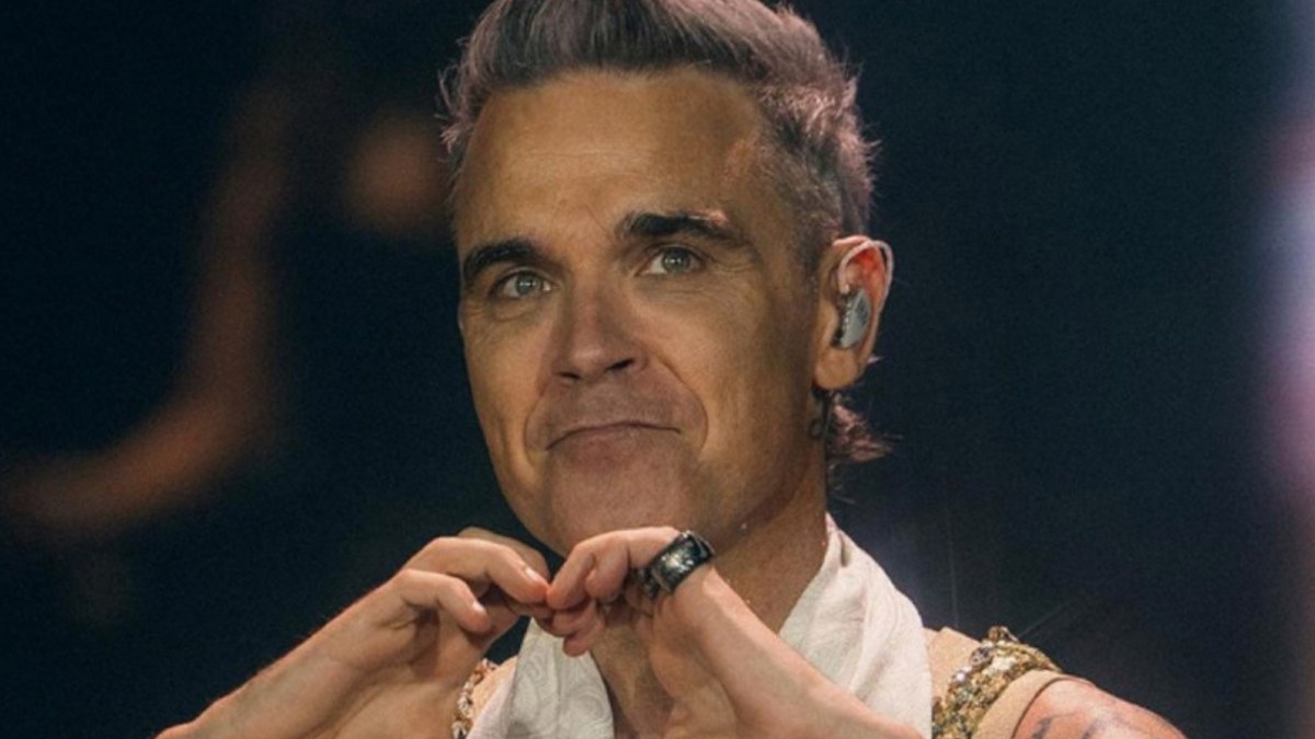 Robbie Williams recuerda "accidente estomacal" en pleno concierto