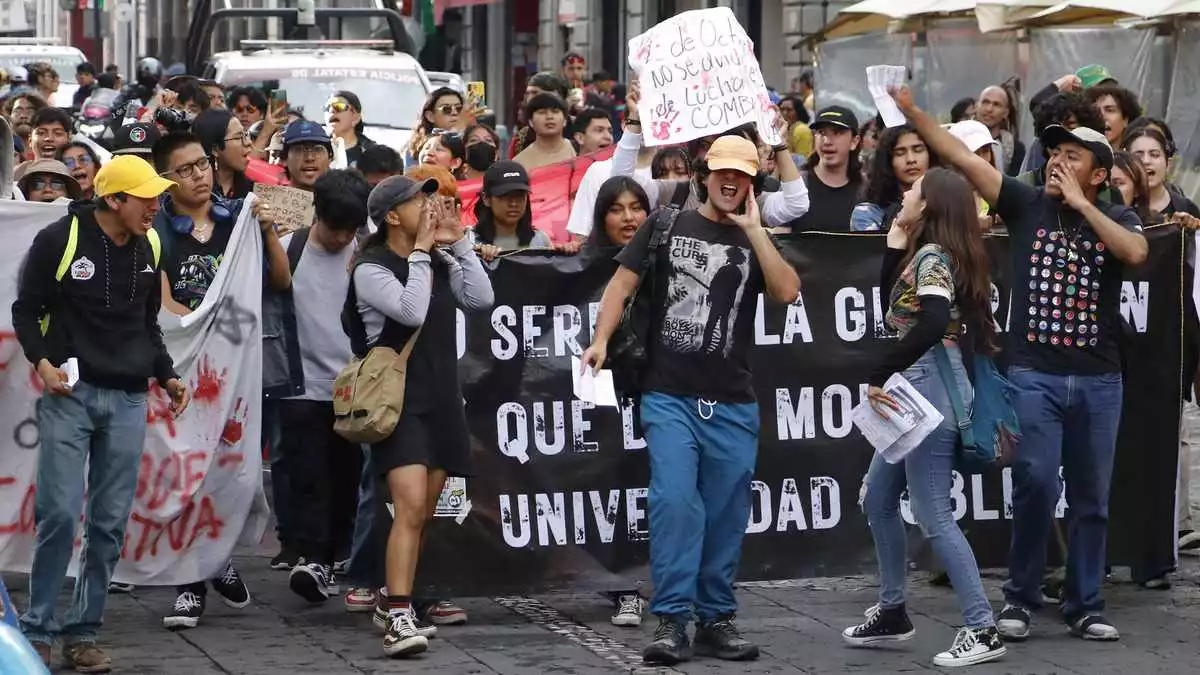 Estudiantes poblanos conmemoran 55 años de la matanza de Tlatelolco