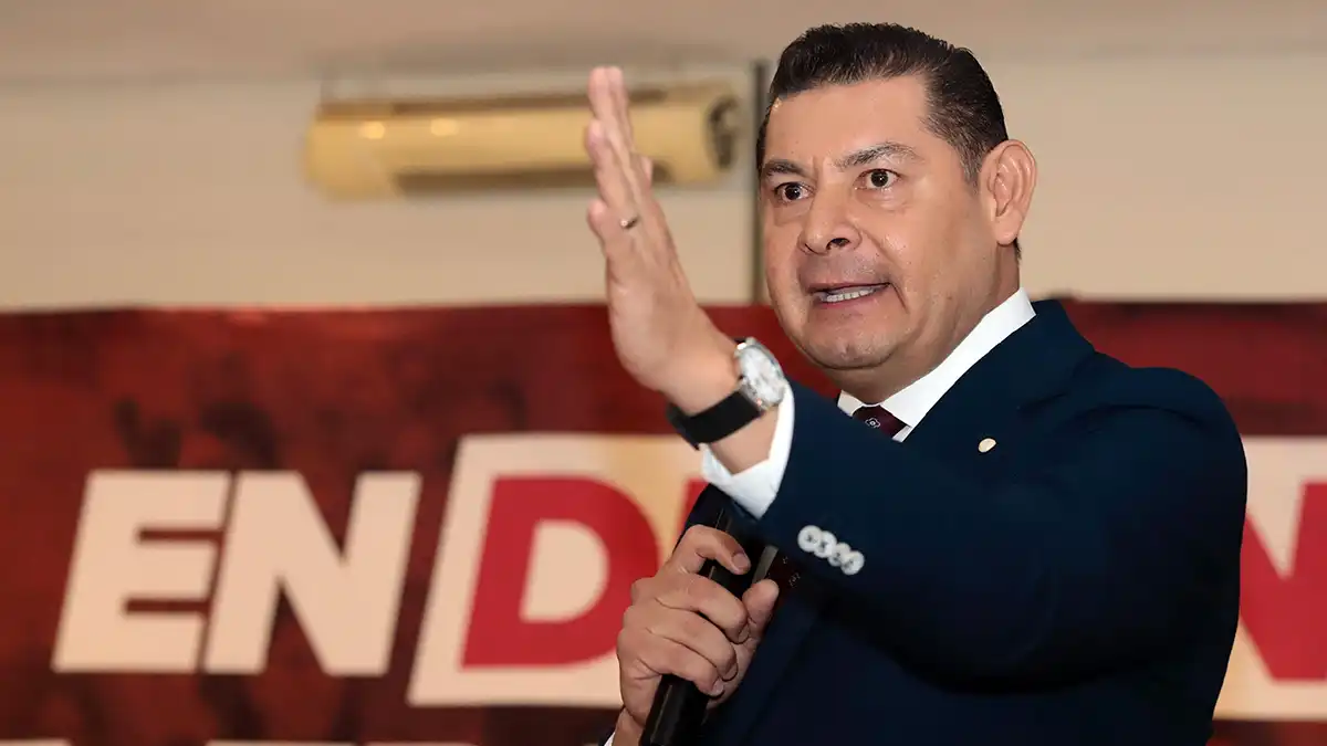 Alejandro Armenta publica encuesta que lo pone arriba en Morena Puebla