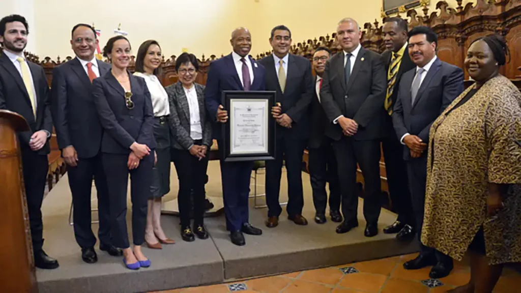 BUAP otorgó Doctorado Honoris Causa al alcalde de Nueva York