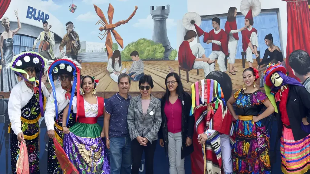 BUAP inaugura el mural "CCU, 15 años de arte y cultura"