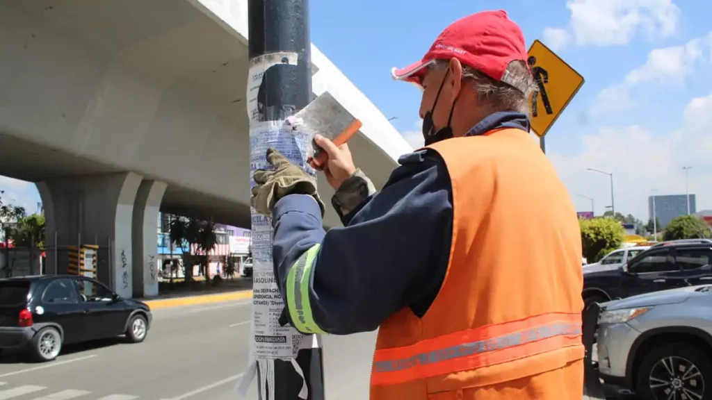 Retiran 600 adhesivos del mobiliario urbano en la Diagonal Defensores de la República