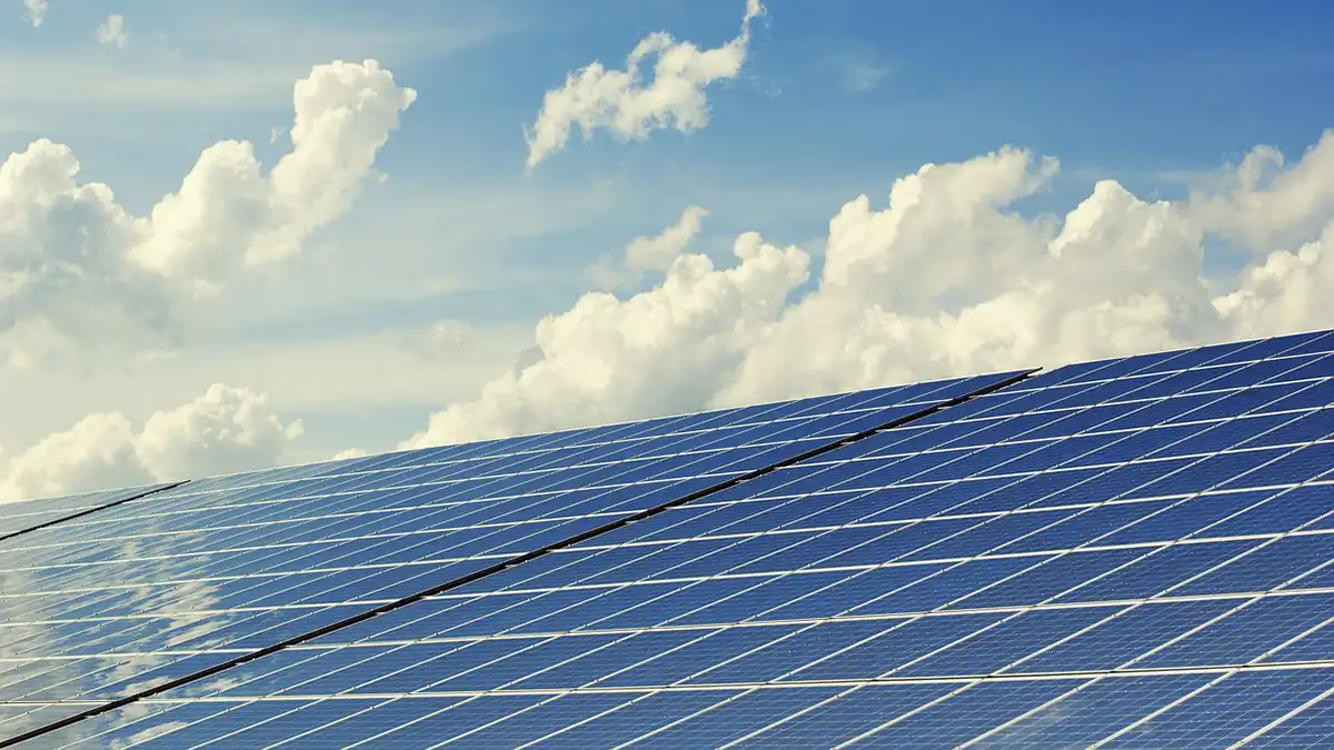 Puebla anuncia programa para que MiPyMEs adquieran paneles solares
