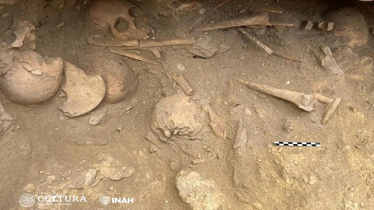 INAH explora tumba de más de mil 500 años en San Juan Ixcaquixtla, Puebla