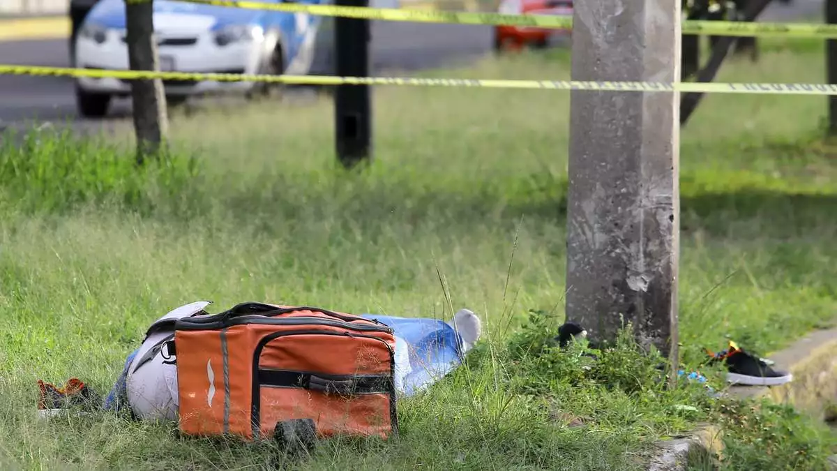 Muere repartidor al impactar su motocicleta contra un poste en Puebla