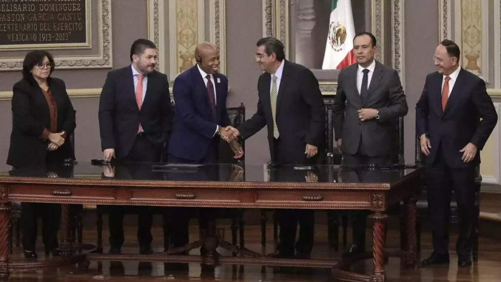 Alcalde de Nueva York recibe reconocimiento en el Congreso de Puebla