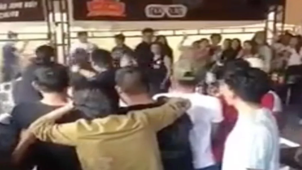 Batalla campal en bar ubicado frente a CU BUAP; Normatividad lo clausuró