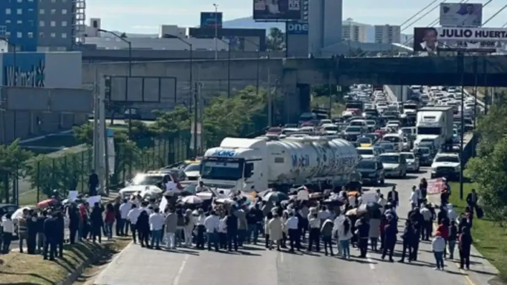 Cierran el Periférico de Puebla trabajadores del Poder Judicial Federal