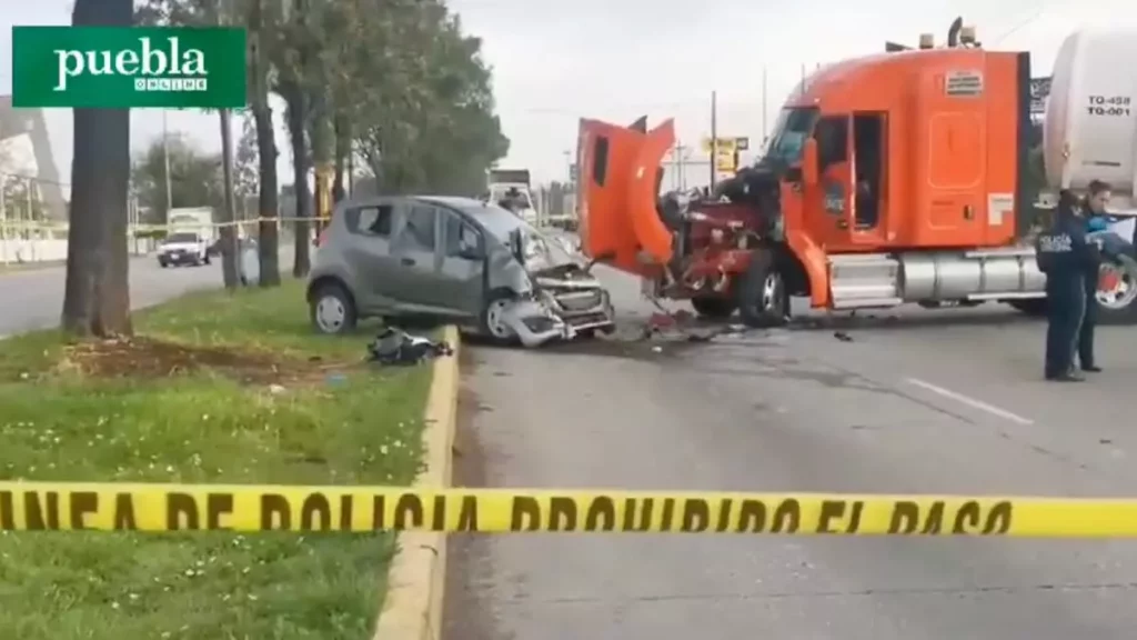 Muere hombre al impactar su vehículo contra una pipa en Puebla