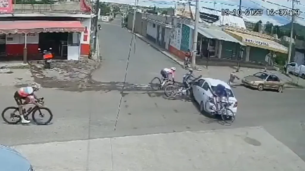 Vehículo provoca accidente en carrera ciclista de Nealtican