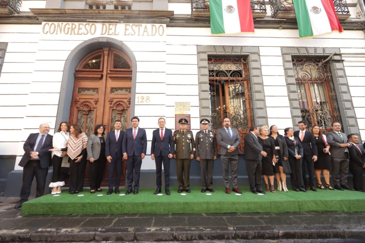 Colocan Bando Solemne de Fiestas Patrias en el Congreso de Puebla