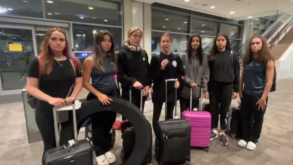 Regresan gimnastas mexicanas en vuelo de repatriación desde Israel