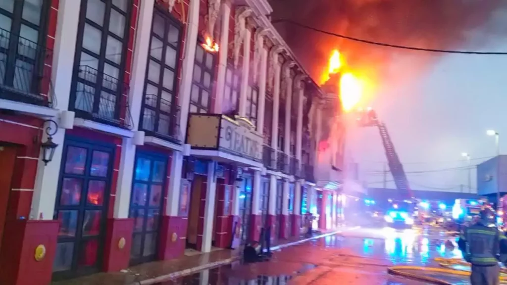 Mueren 13 jóvenes al incendiarse discoteca en España