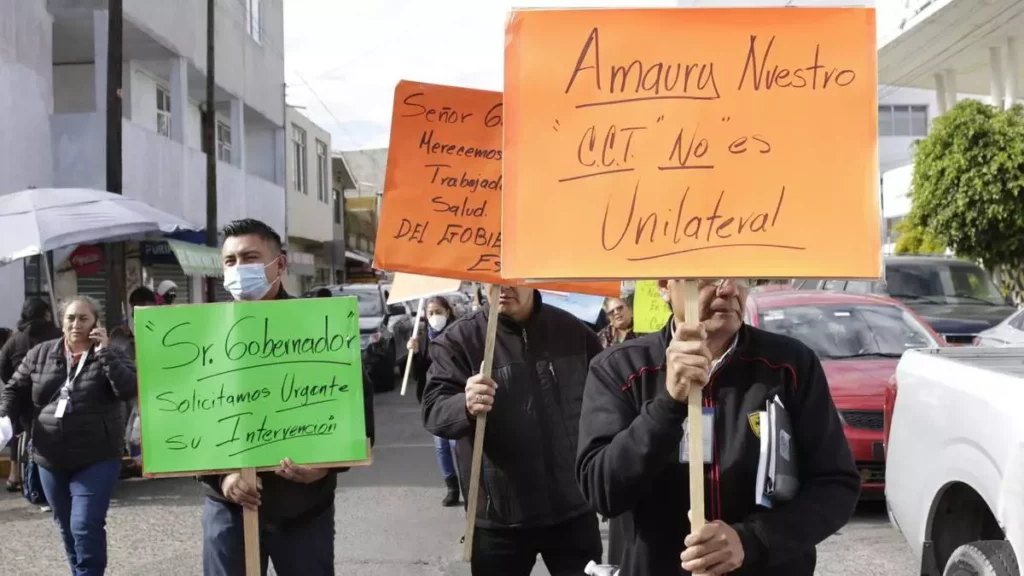 Trabajadores del ISSSTEP realizan paro de labores indefinido