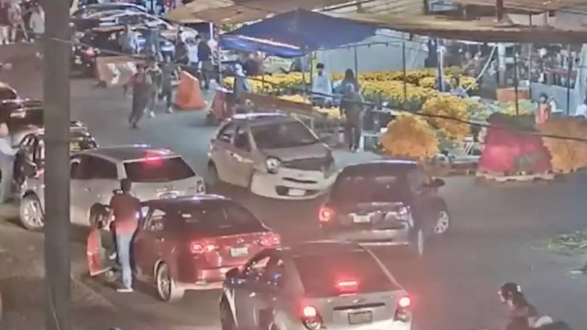Ebrio conduce en sentido contrario, choca contra siete vehículos y lesiona a tres personas en Puebla