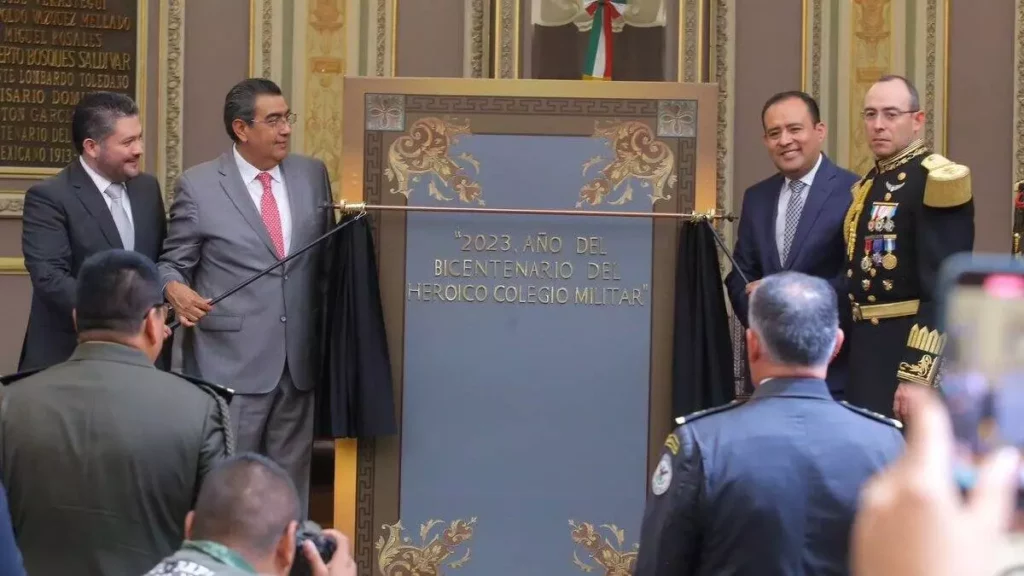 Bicentenario del Colegio Militar llega al muro de honor del Congreso de Puebla