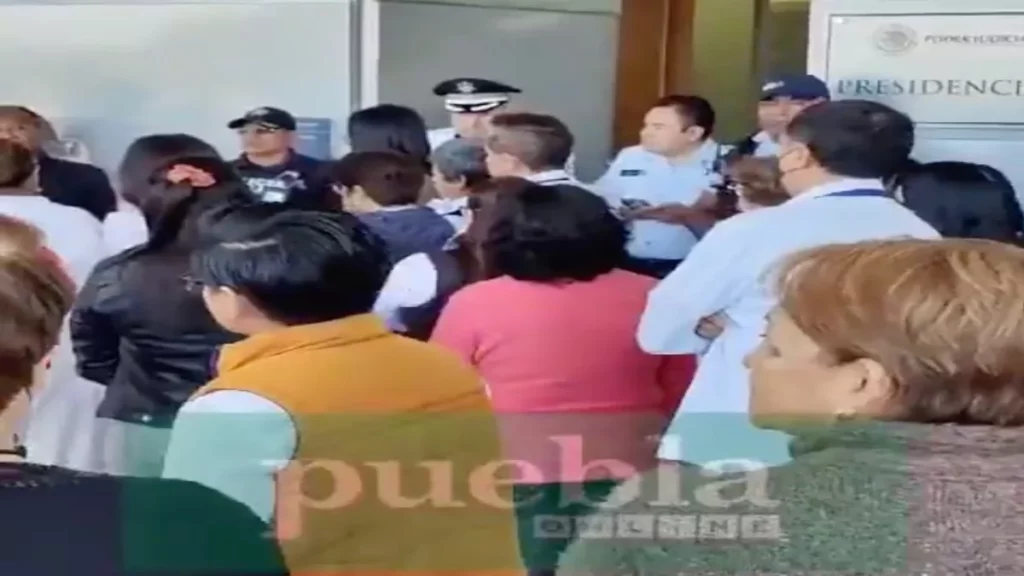 Siguen quejas laborales en el Poder Judicial; policía auxiliar resguarda oficinas de la presidenta