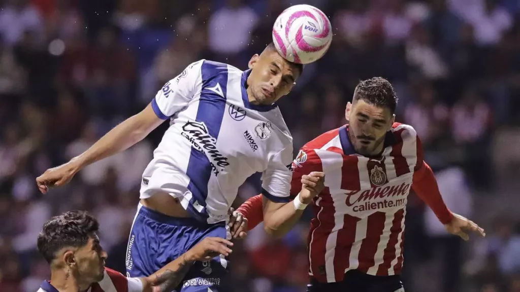 Club Puebla cae 0-2 ante Chivas y prácticamente dice adiós al repechaje