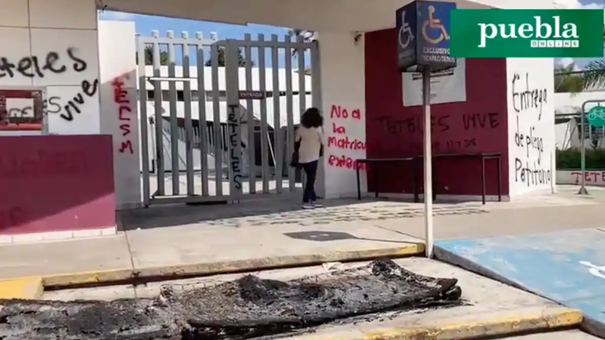 Normalistas de Teteles se manifiestan y vandalizan fachada de la SEP Puebla