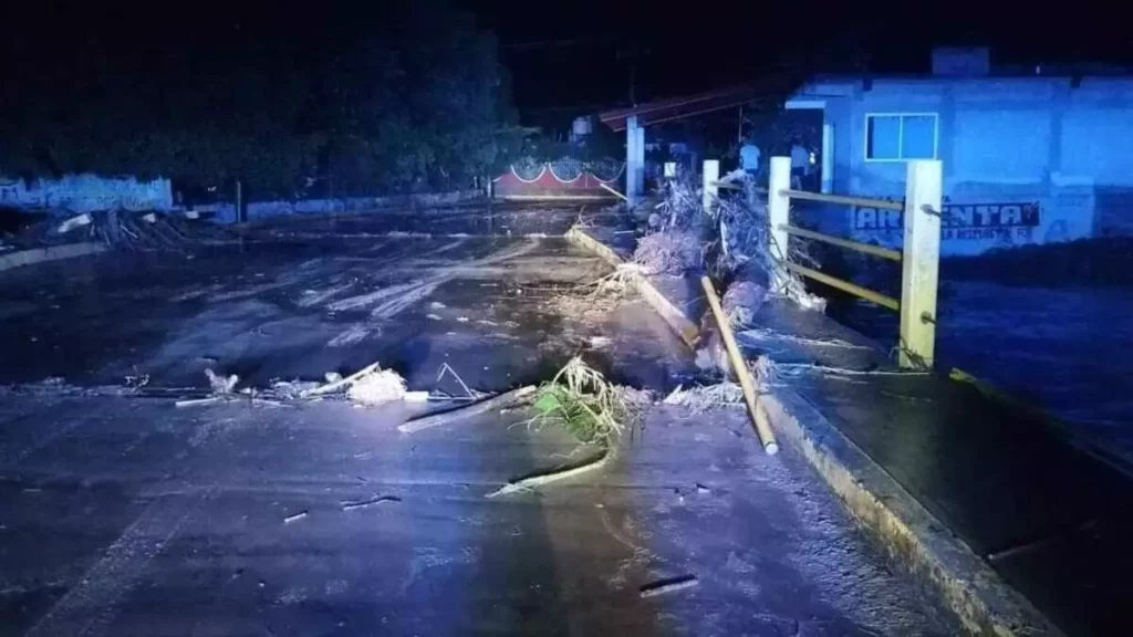 Se desbordó río en Venustiano Carranza