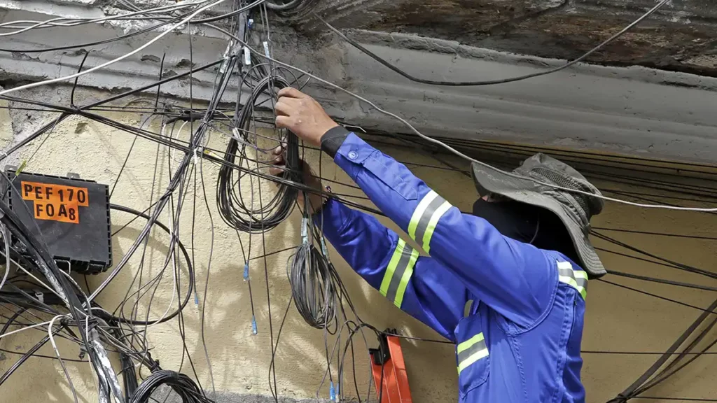 Acuerdan retiro de cableado aéreo en Puebla capital