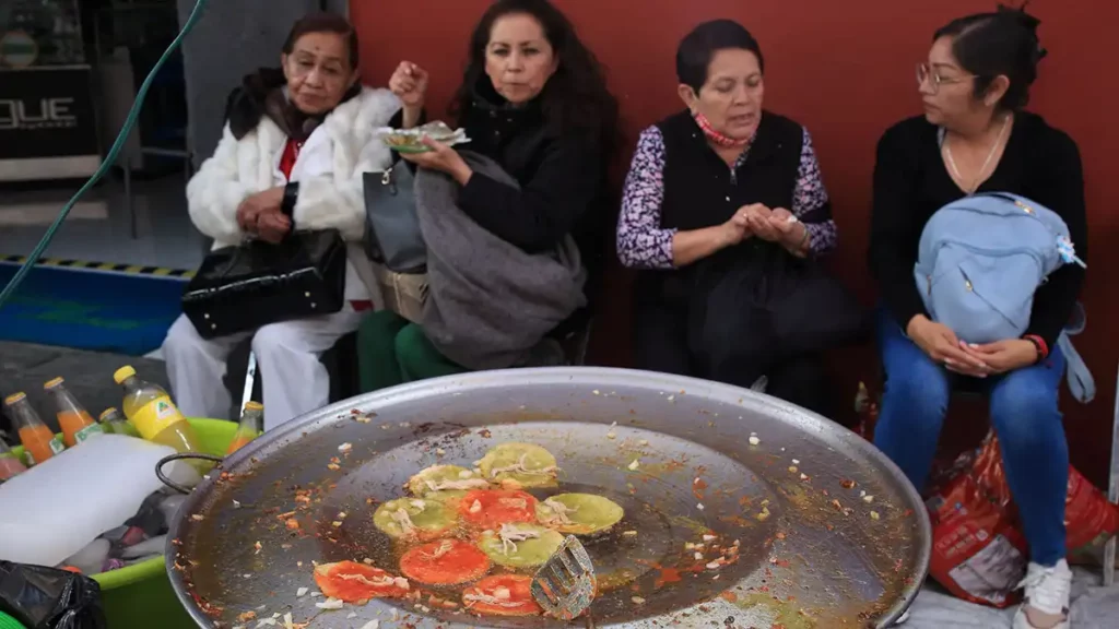 Al hospital, cuatro poblanos a la semana por comer comida en mal estado