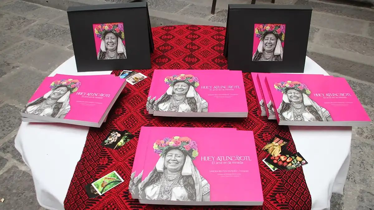 Cultura publica libro de fotografías etnográficas del Huey Atlixcáyotl