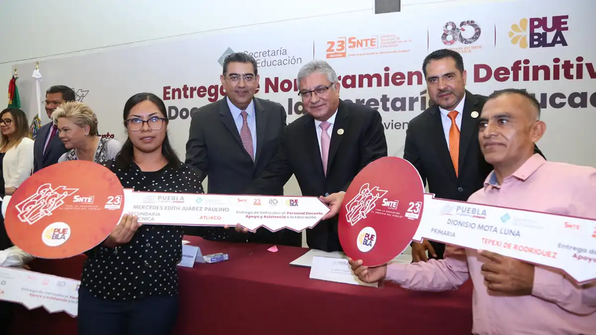 Mil 484 docentes de Puebla reciben nombramientos definitivos