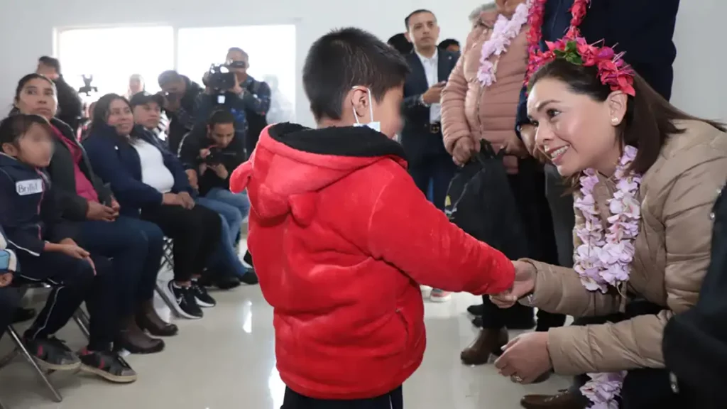 En Ajalpan, Gaby Bonilla inicia entrega de paquetes escolares a menores indígenas